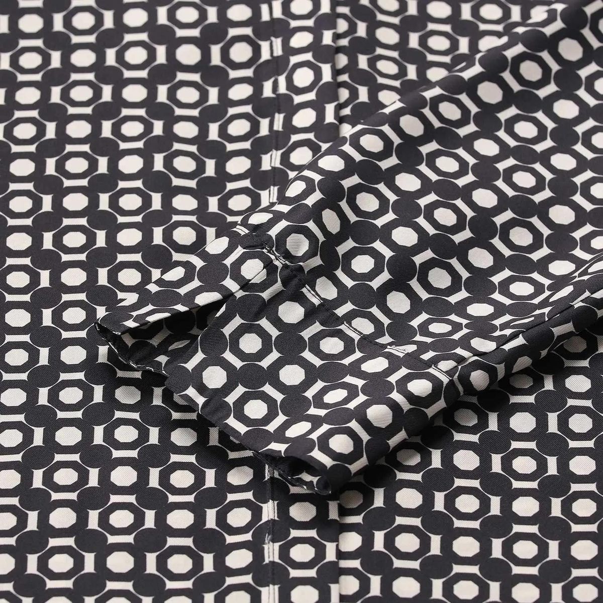 Seidenbluse mit geometrischem Muster und Bindekragen