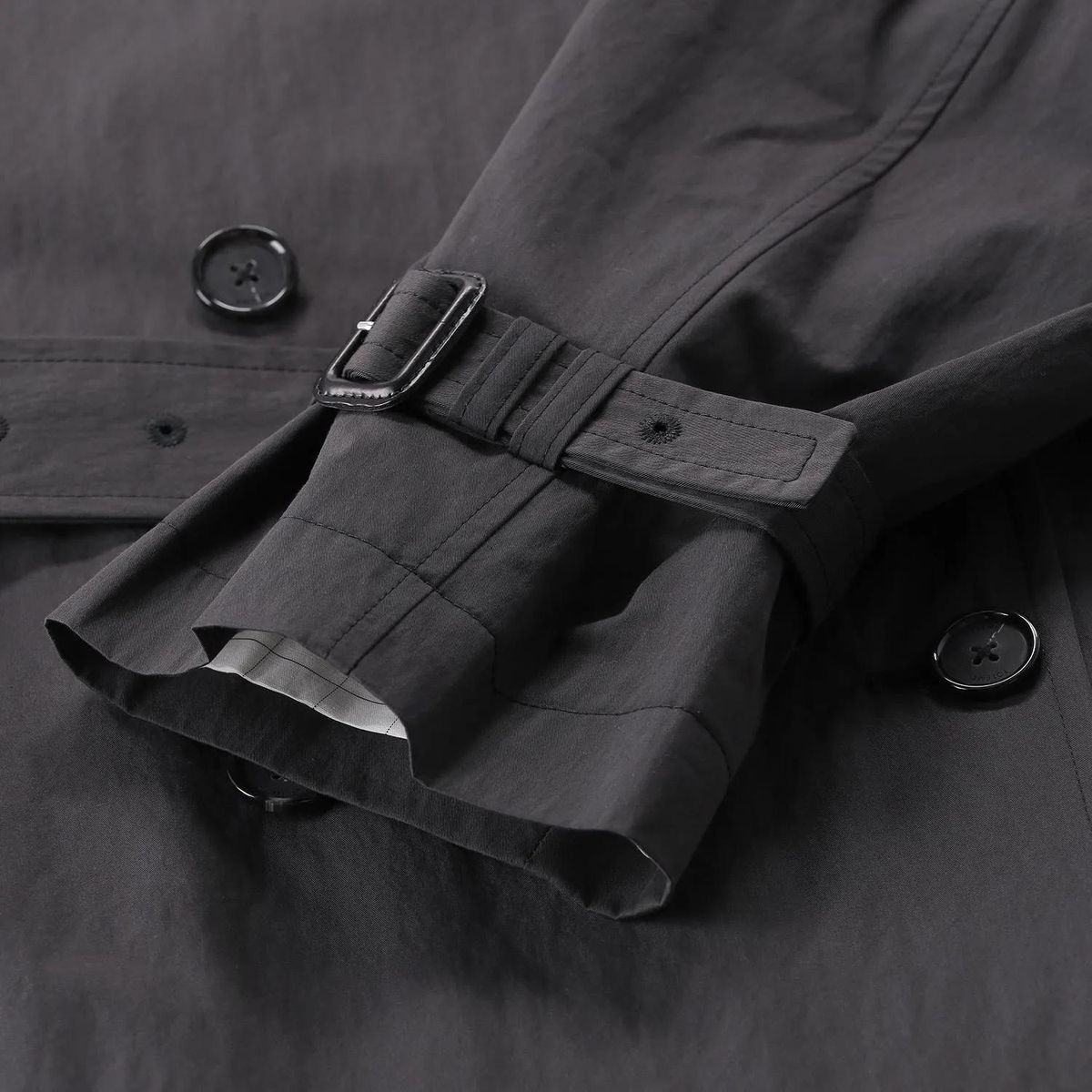 Eleganter zweireihiger Trenchcoat mit Gürtel