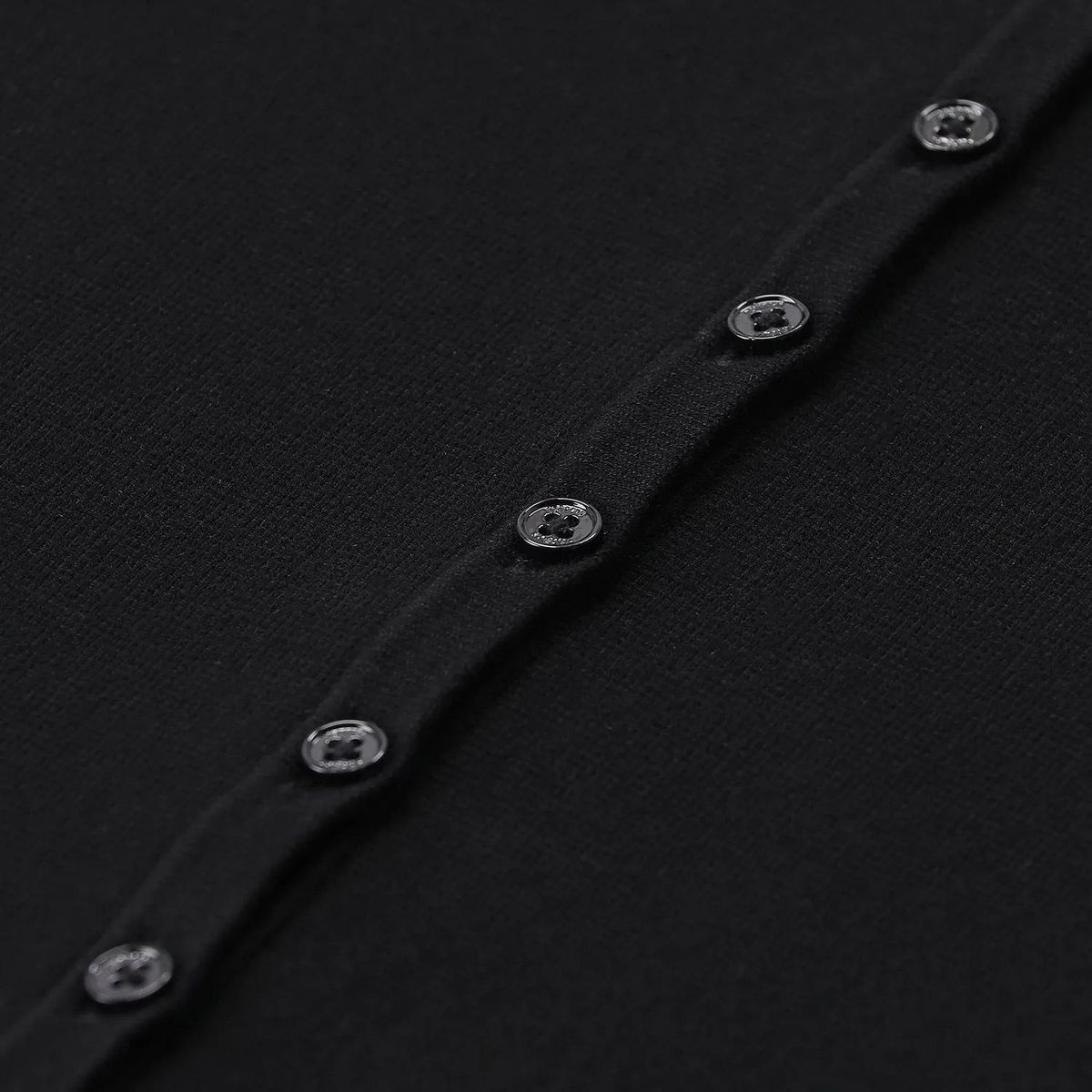 Schmal geschnittene Strickjacke mit Polokragen