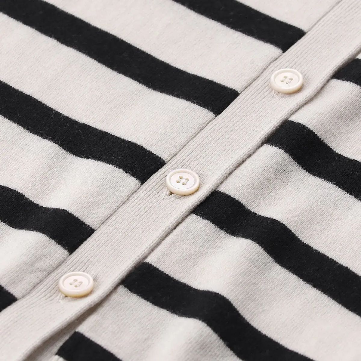 Gestreifte Strickjacke mit V-Ausschnitt