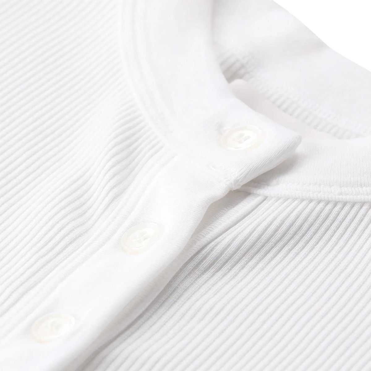 Geripptes Henley-Top mit Knopfleiste