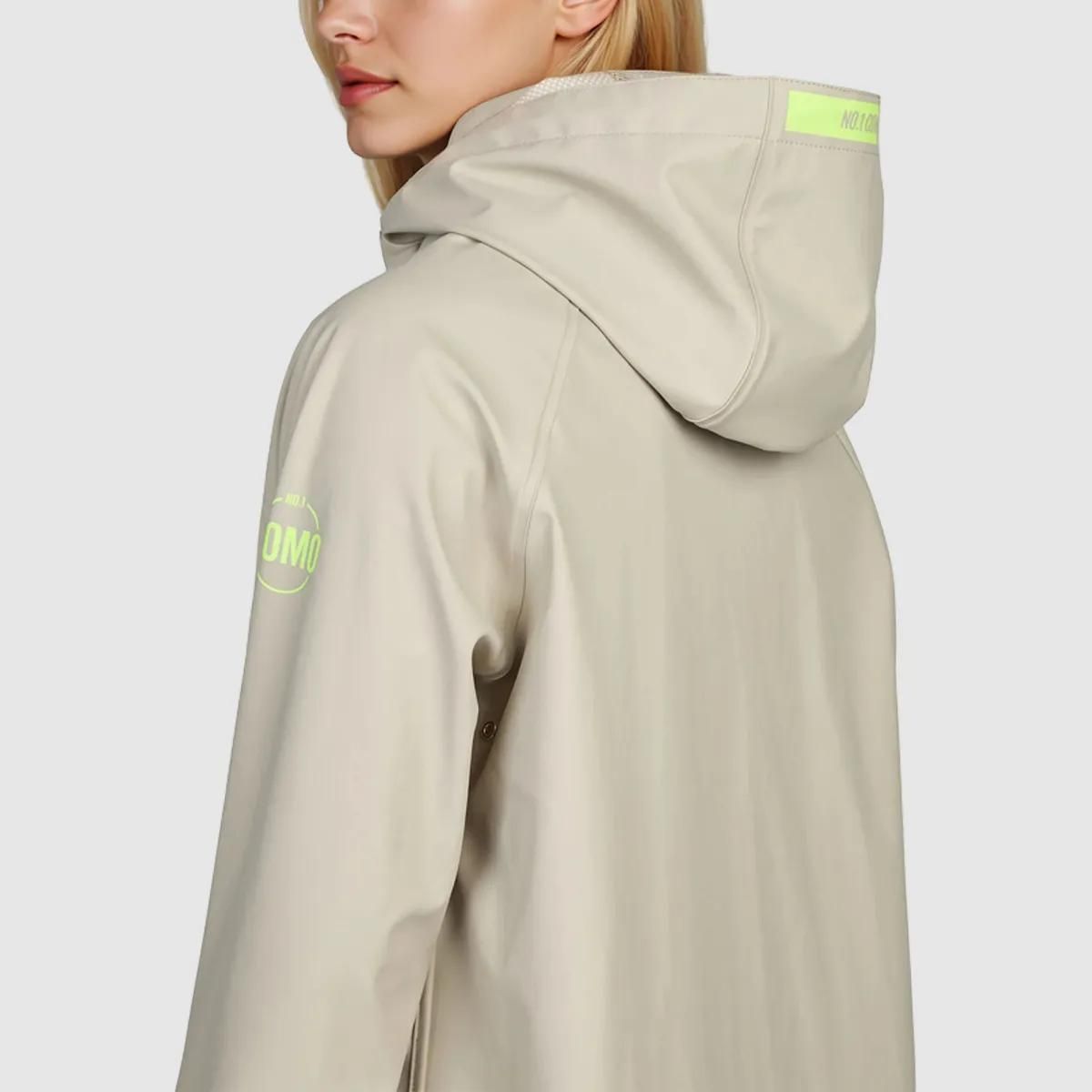 Minimalistischer wasserdichter Regenmantel mit Kapuze