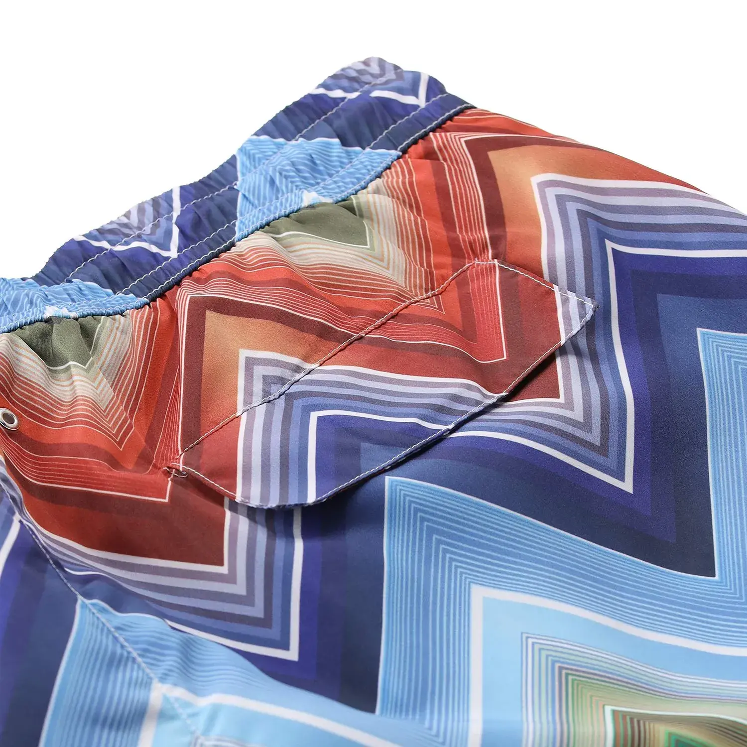 Lebhafte Badeshorts mit Zickzackmuster