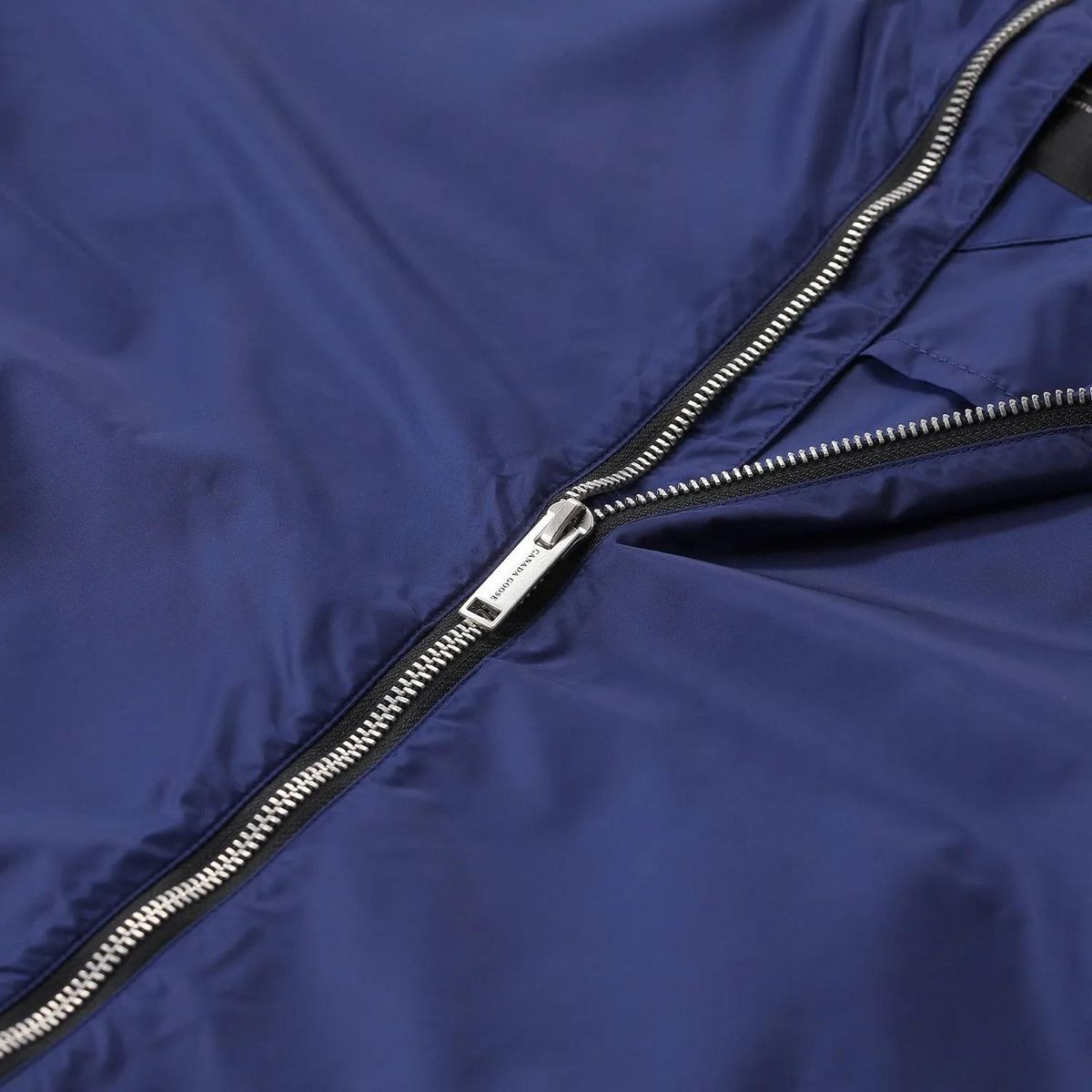 Leichte Kapuzen-Windbreakerjacke