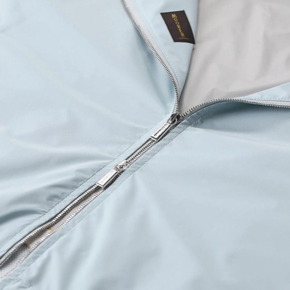 Übergroße Windjacke mit hohem Kragen