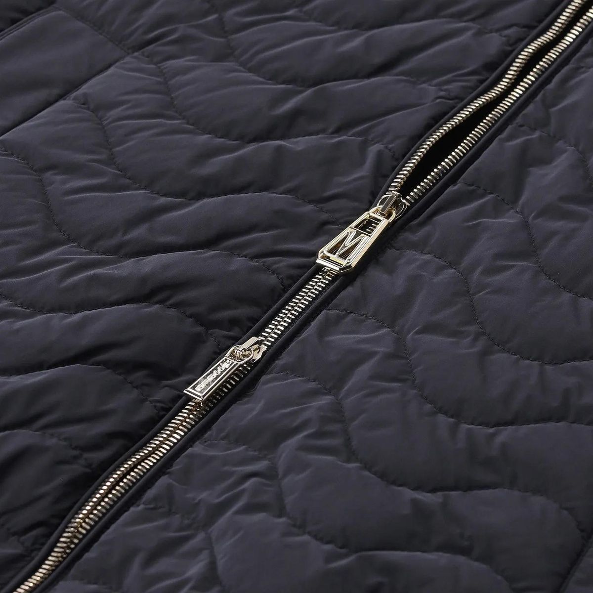 Gesteppte Übergangsjacke mit Kapuze und Reißverschluss