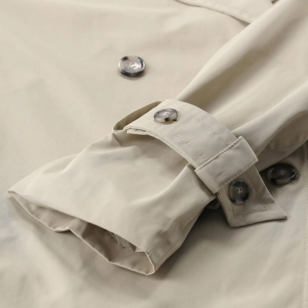 Kurzer zweireihiger Trenchcoat