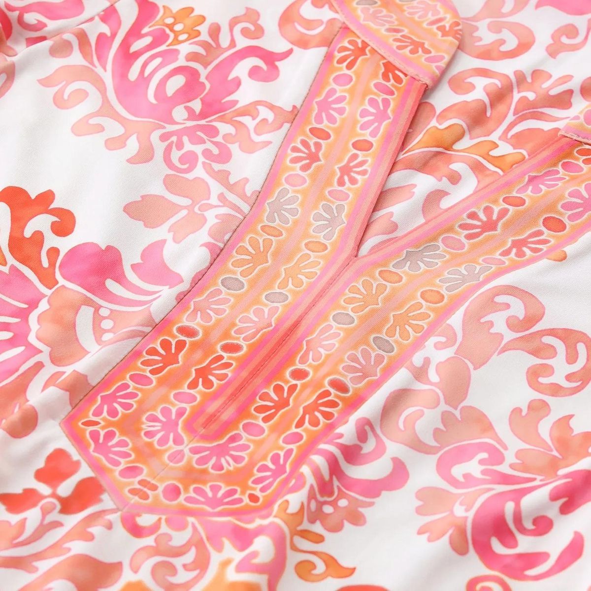 Gemustertes Minikleid mit V-Ausschnitt