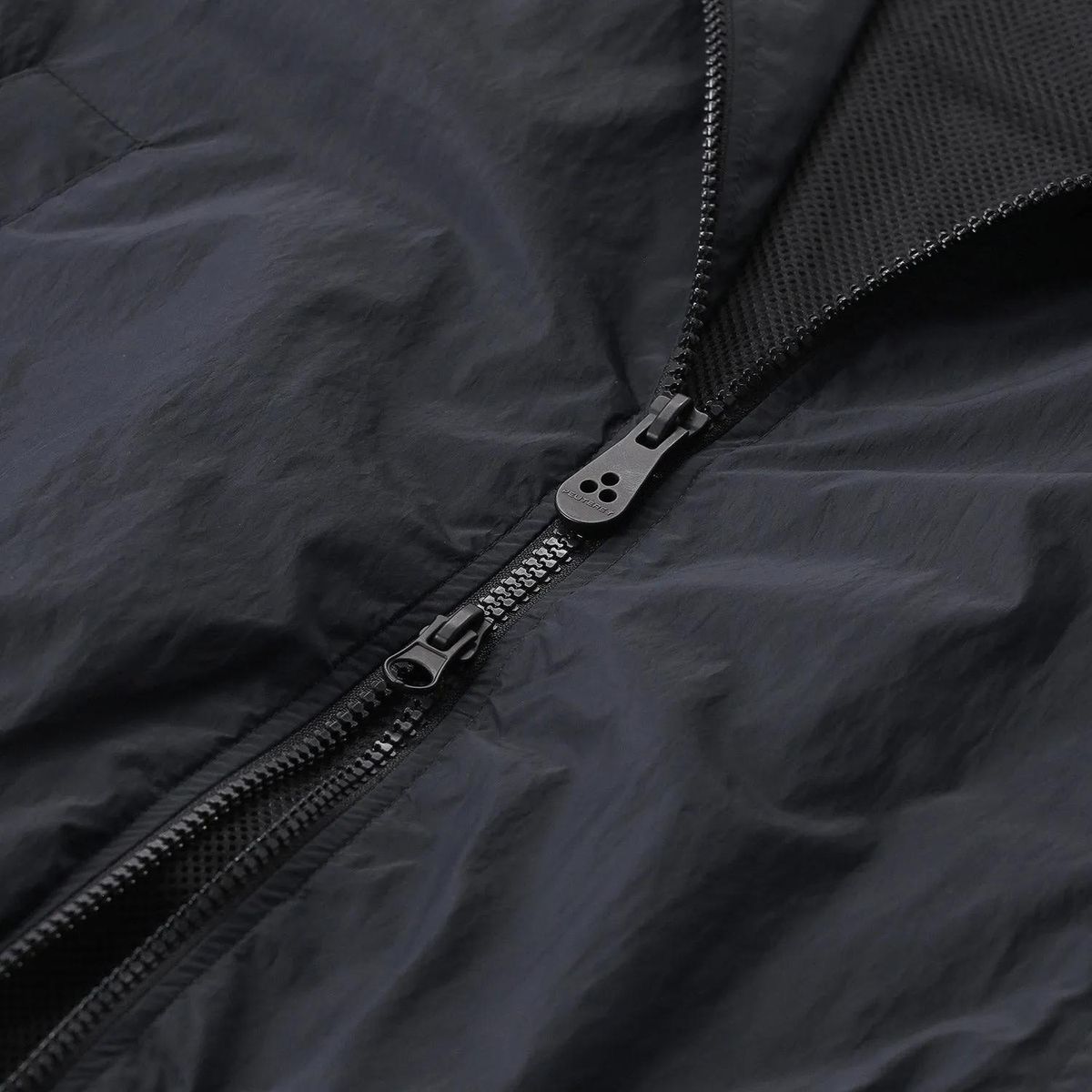 Kurze Windbreaker Jacke mit Kapuze