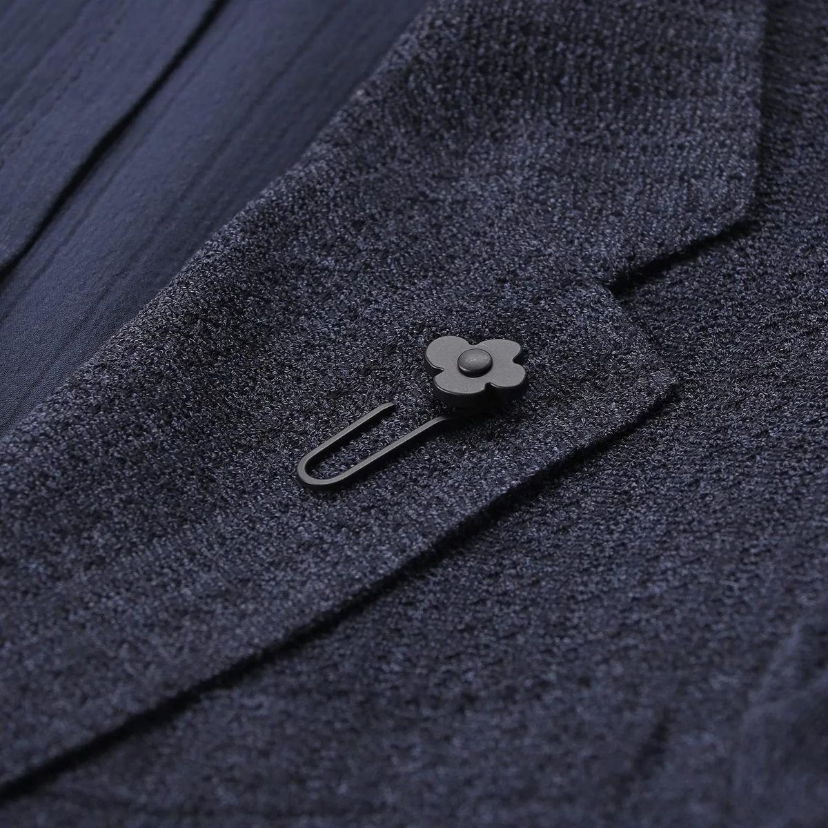 Blazer aus marineblauem Seidenmix mit Reversnadel