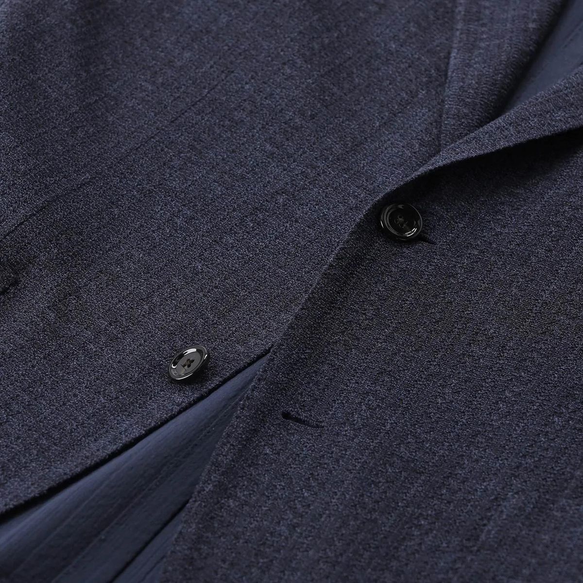 Blazer aus marineblauem Seidenmix mit Reversnadel