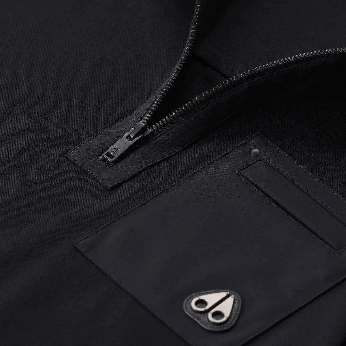 Modernes Poloshirt mit Reißverschluss und aufgesetzter Tasche