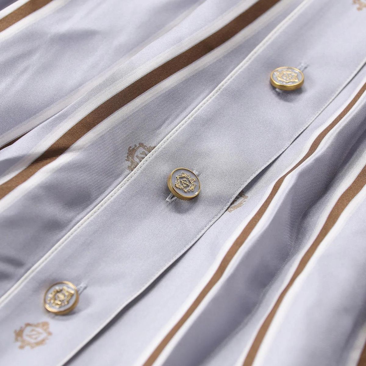 Elegantes gestreiftes Seiden-Midi-Hemdkleid