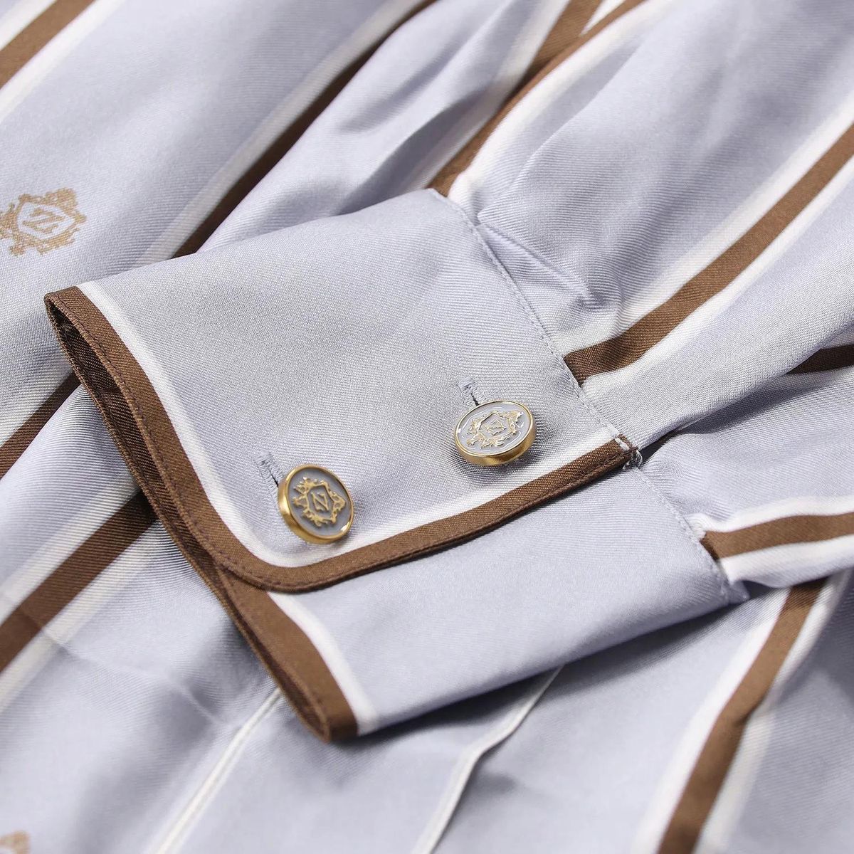 Elegantes gestreiftes Seiden-Midi-Hemdkleid