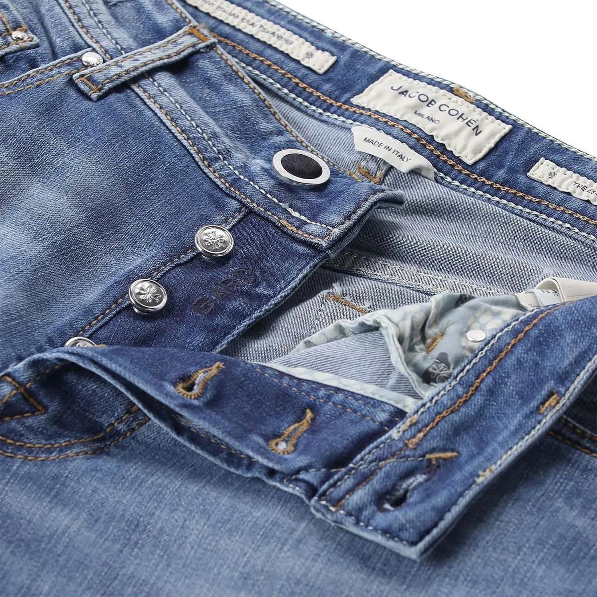 Schmal geschnittene Jeans in hellblauer Waschung