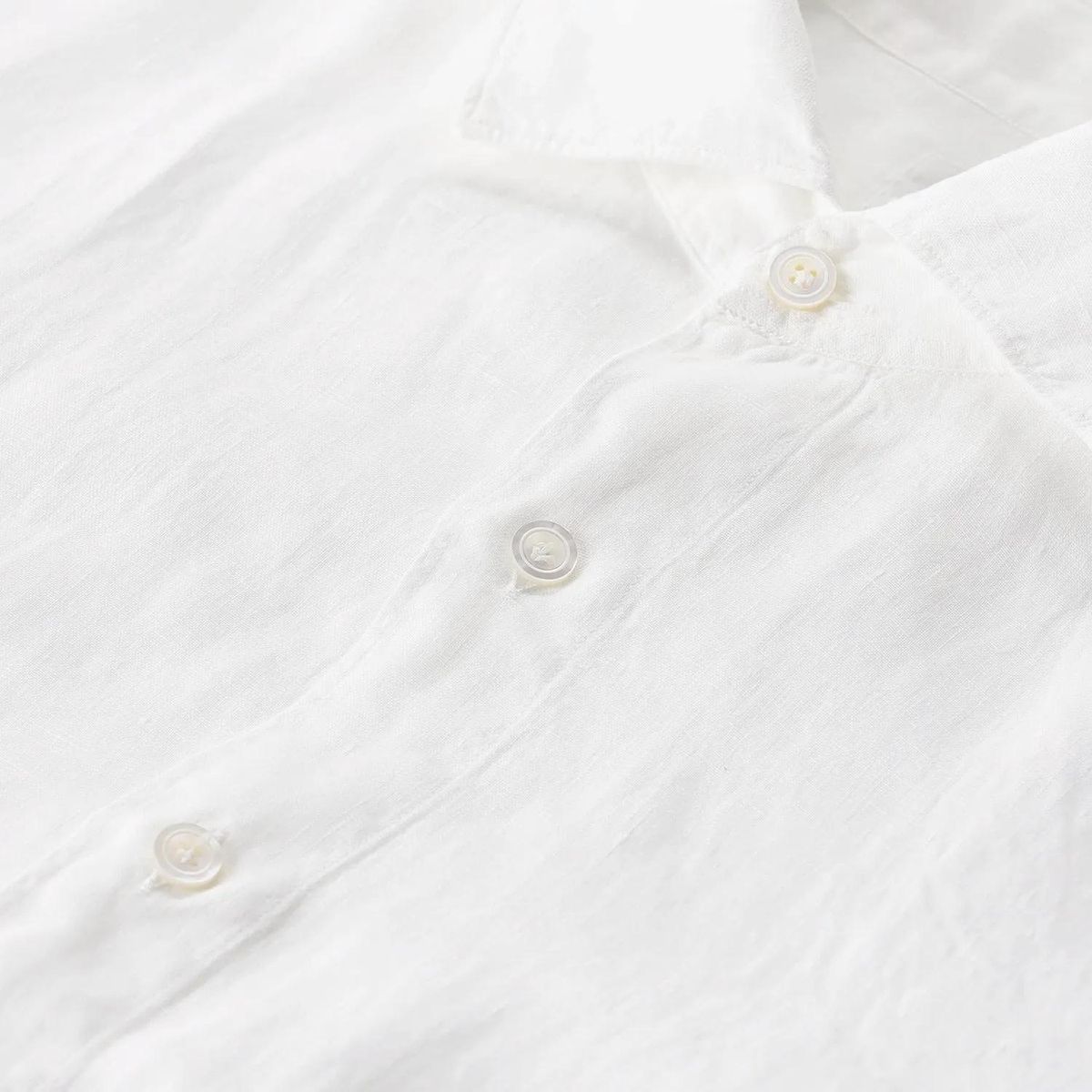 Weißes Leinenhemd mit Knopfleiste