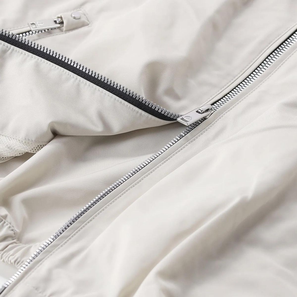 Leichte Windjacke mit Kapuze