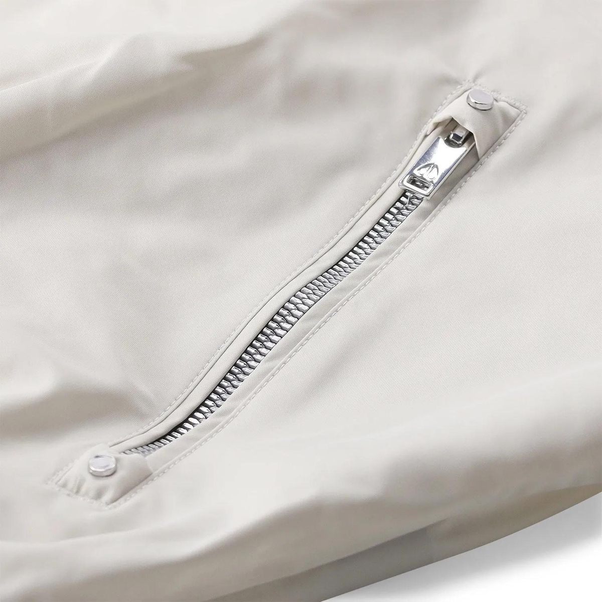 Leichte Windjacke mit Kapuze