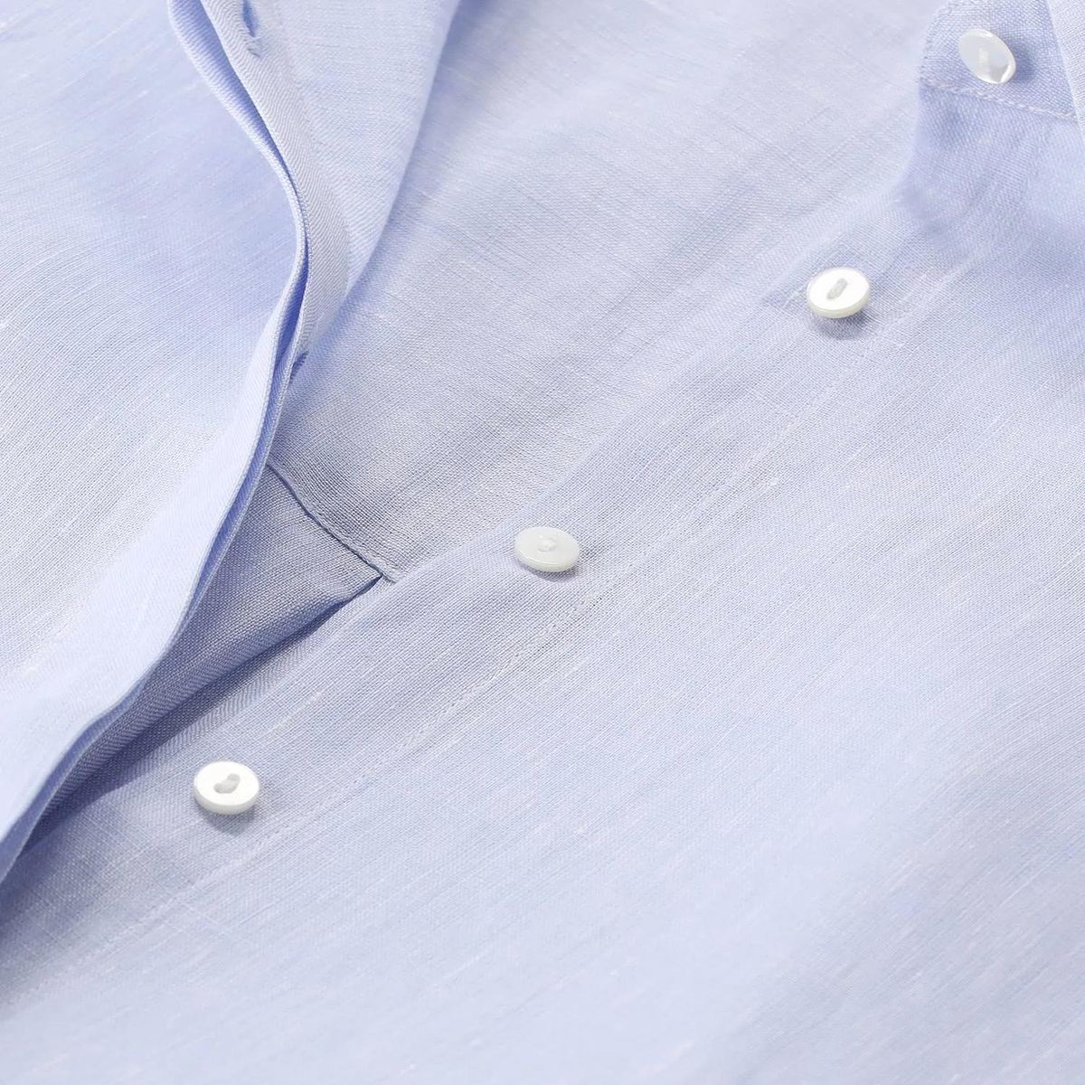 Hellblaues Leinenhemd mit Knopfleiste