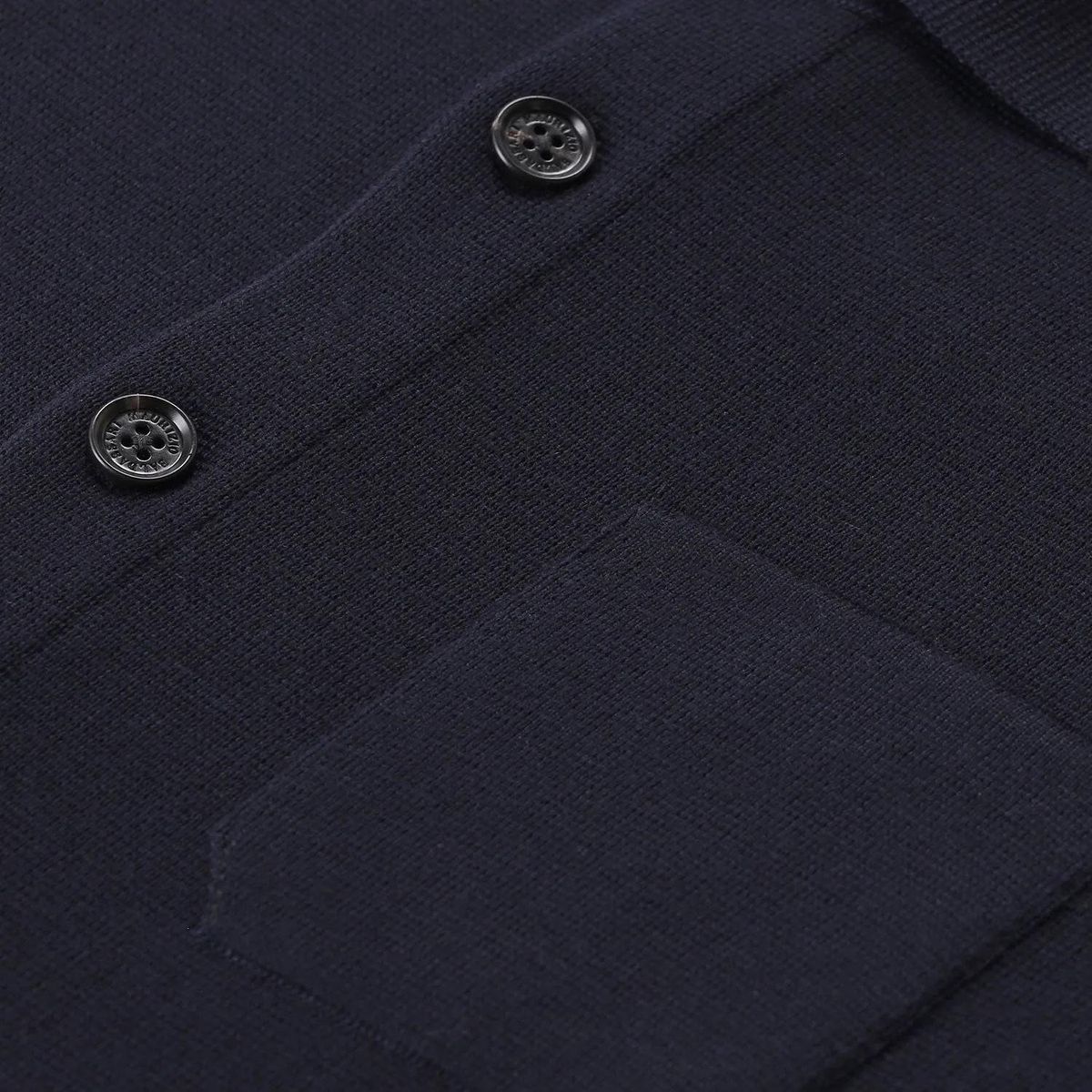 Gestrickte Wolljacke mit Knöpfen