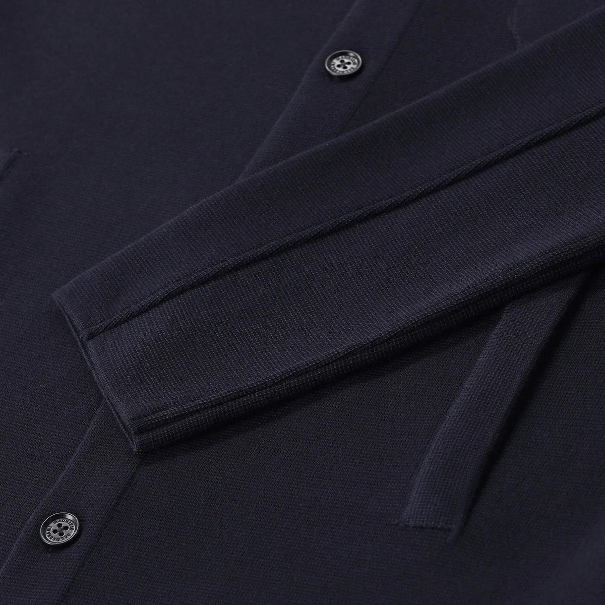 Gestrickte Wolljacke mit Knöpfen