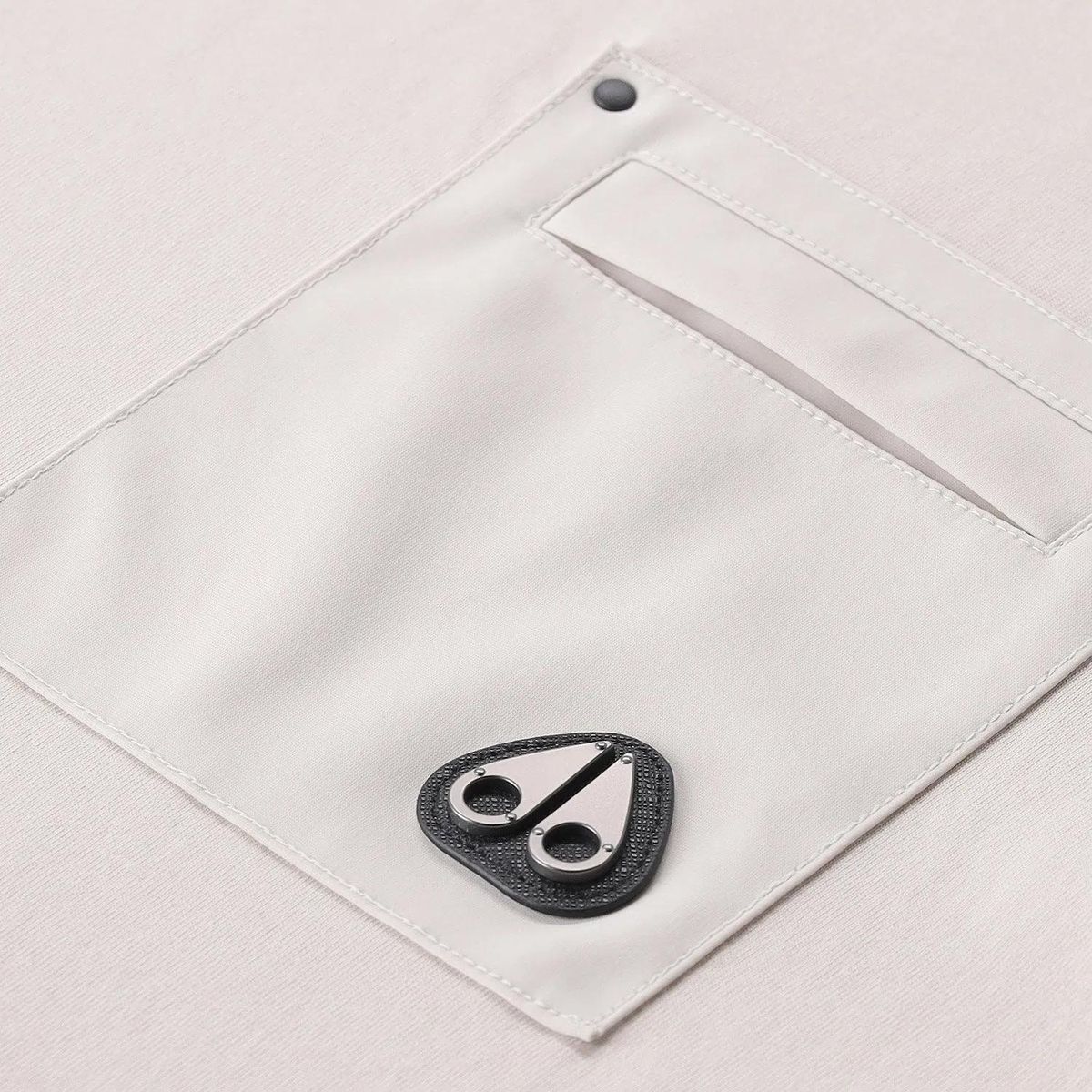 Minimalistisches T-Shirt mit Utility-Tasche