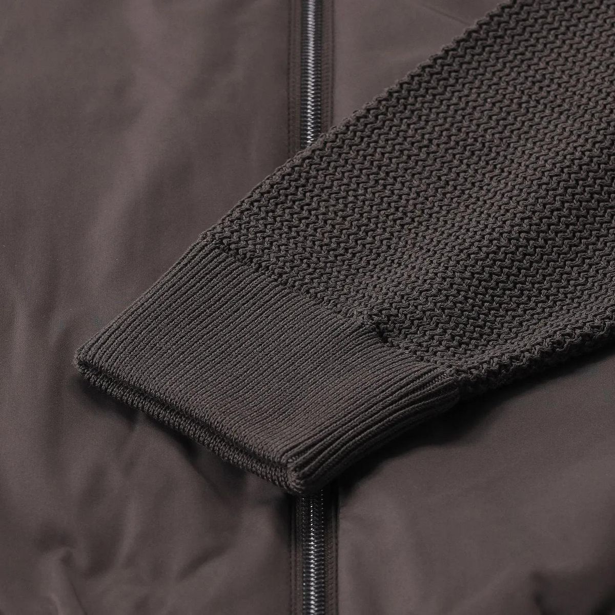 Leichte Hybrid-Jacke mit Strickärmeln