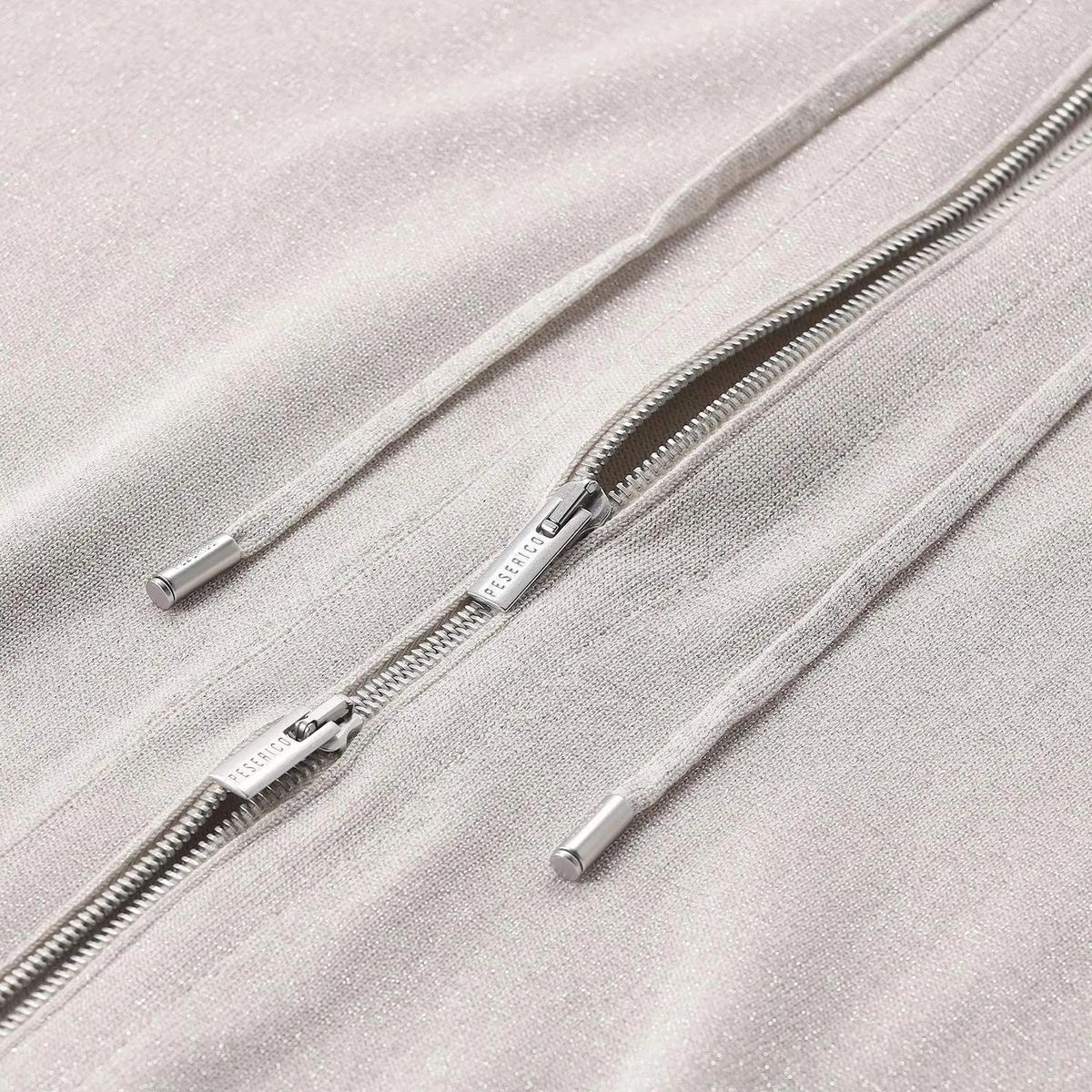 Kurzarm-Strickjacke mit Kapuze und Reißverschluss