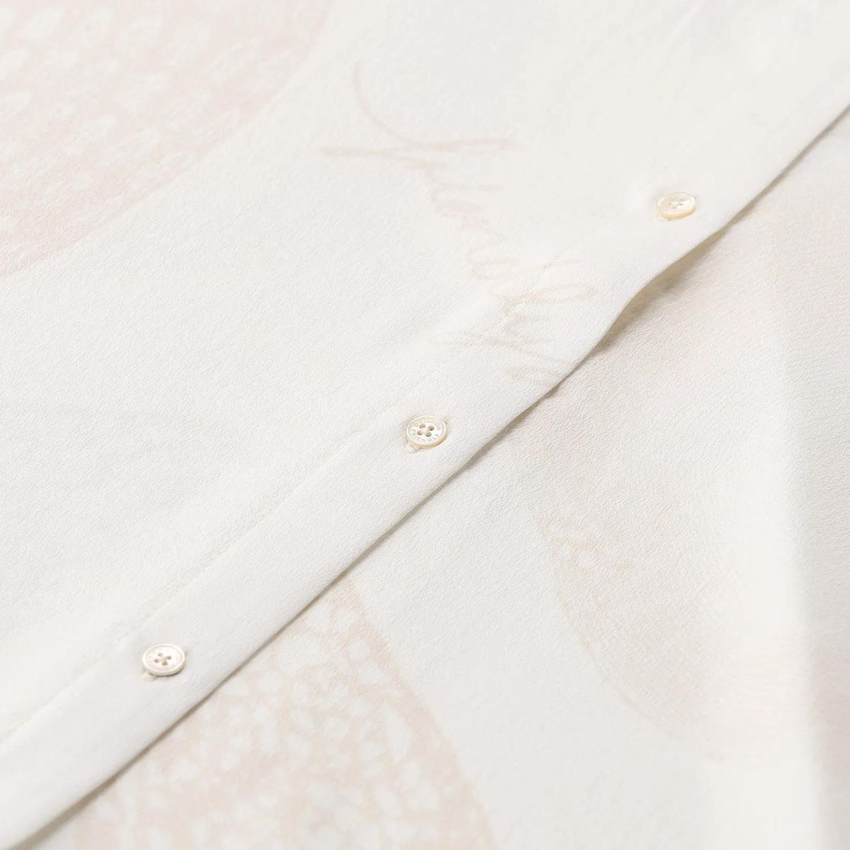 Seidenbluse mit kurzen Ärmeln und Knopfleiste