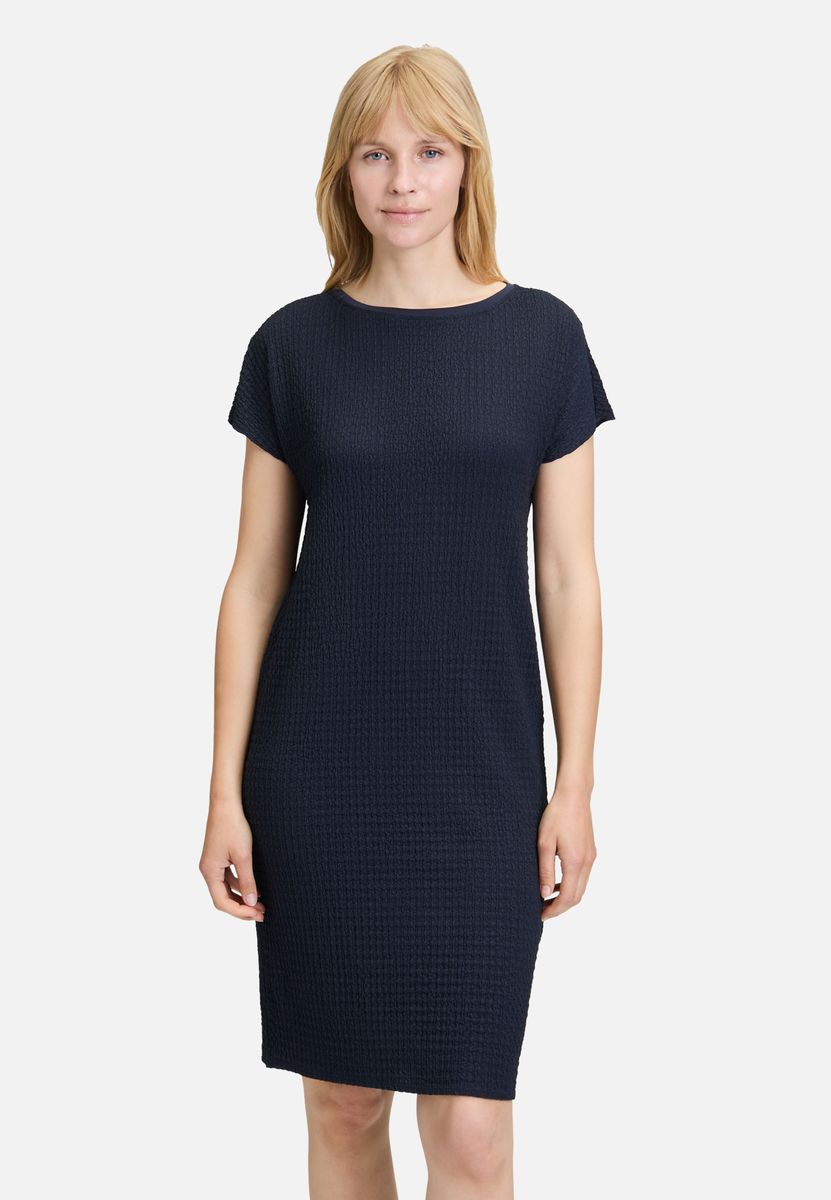 Kurzärmeliges Plisseekleid in Etuiform