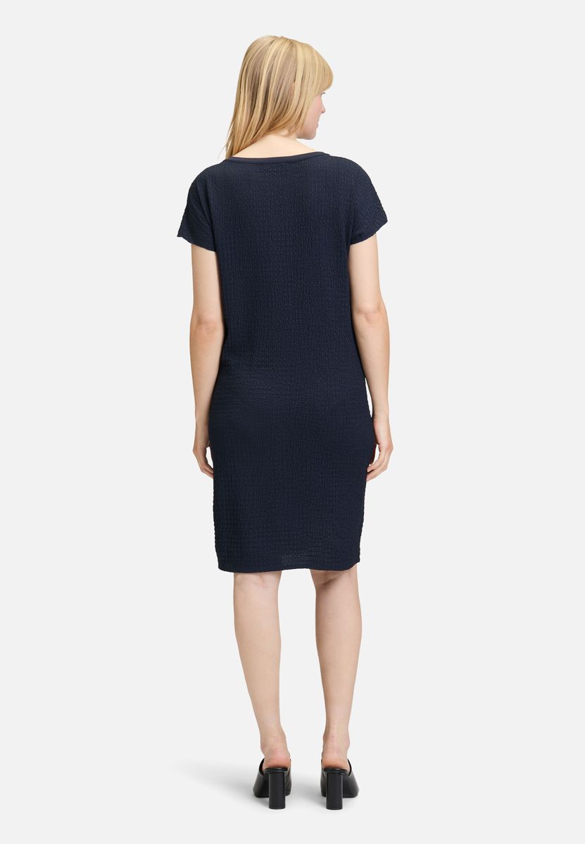 Kurzärmeliges Plisseekleid in Etuiform