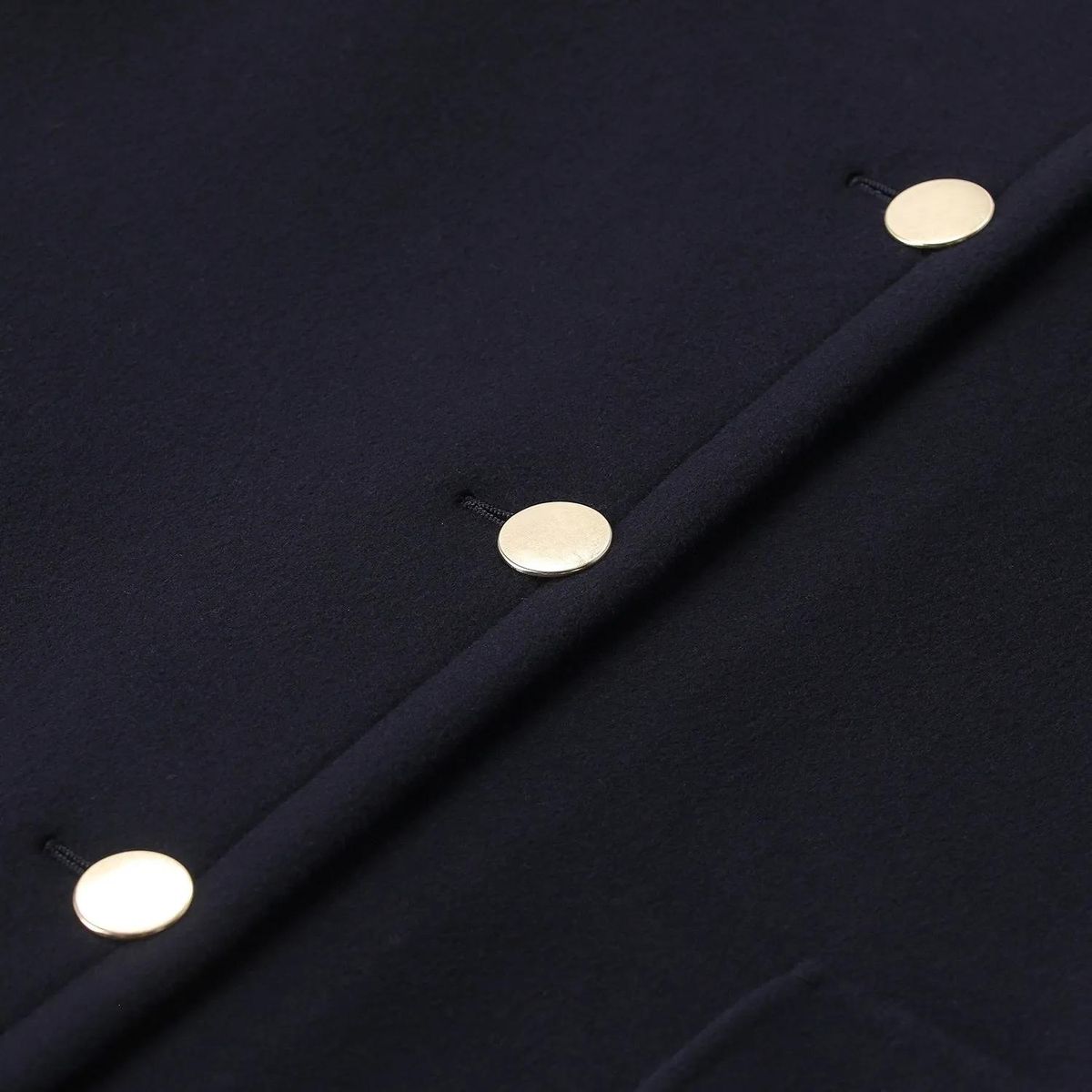 Eleganter kurzer Wollmantel mit Knöpfen