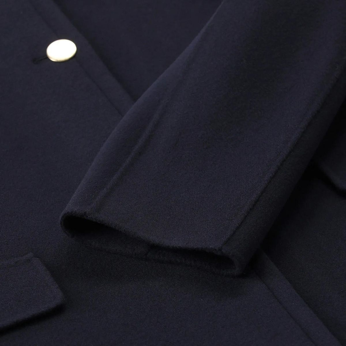 Eleganter kurzer Wollmantel mit Knöpfen