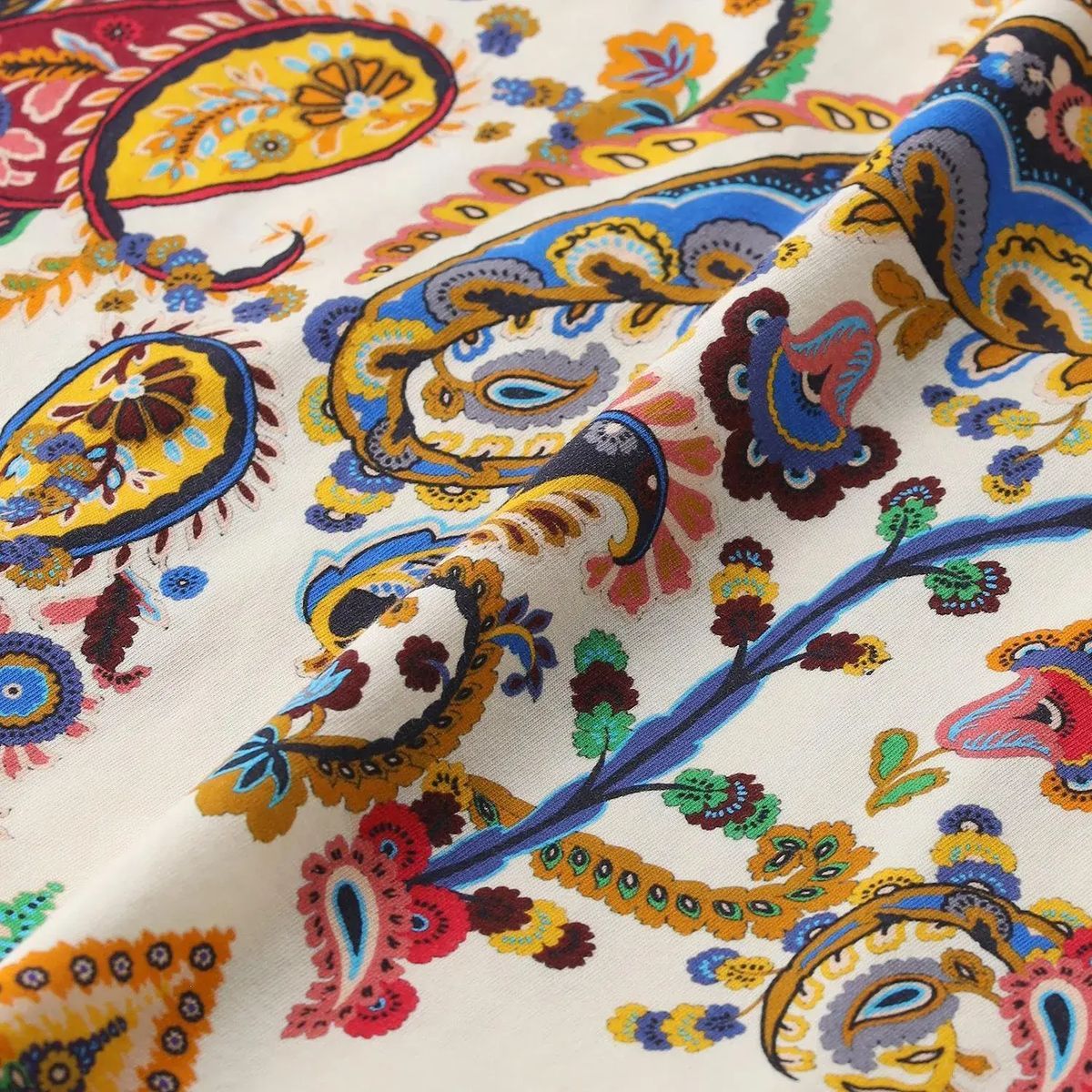 Mehrfarbiges T-Shirt mit Paisley-Muster