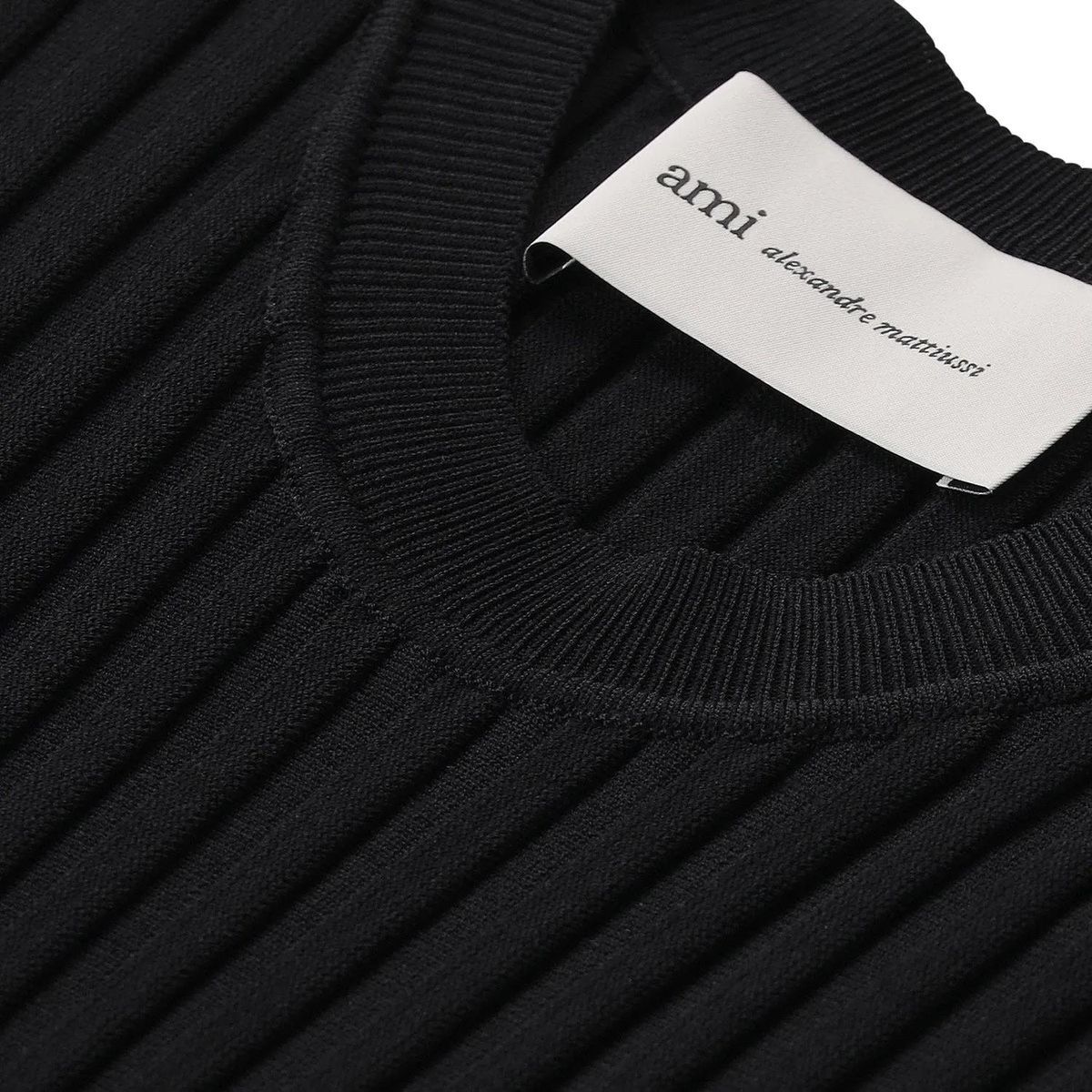 Elegantes geripptes Strick-Midikleid