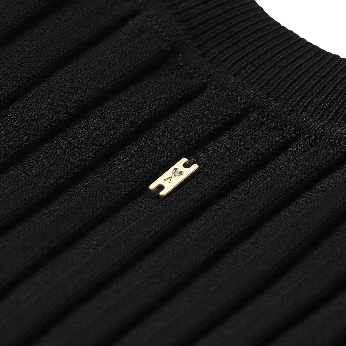 Elegantes geripptes Strick-Midikleid