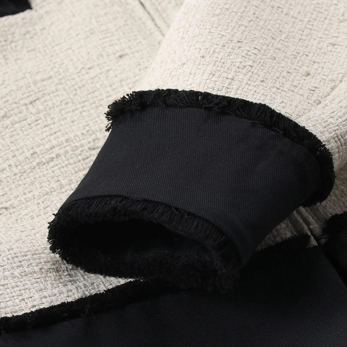 Strukturierte Tweedjacke mit schwarzen Details