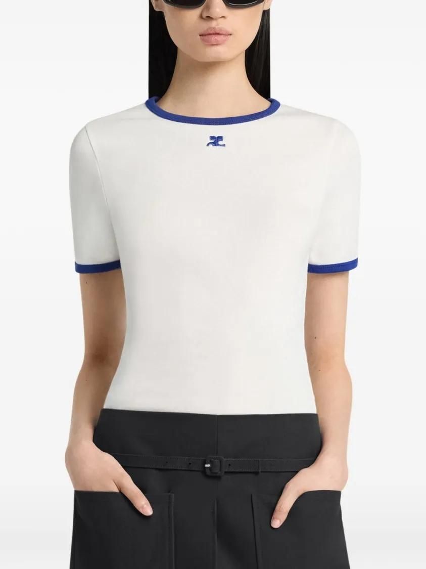 Tailliertes weißes T-Shirt mit blauem Rand