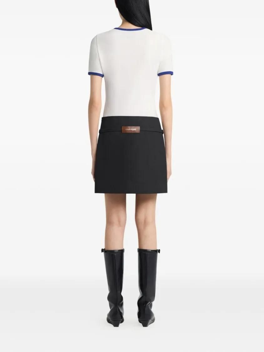 Tailliertes weißes T-Shirt mit blauem Rand