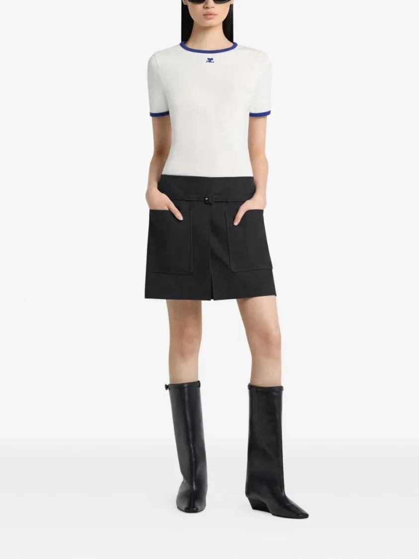 Tailliertes weißes T-Shirt mit blauem Rand