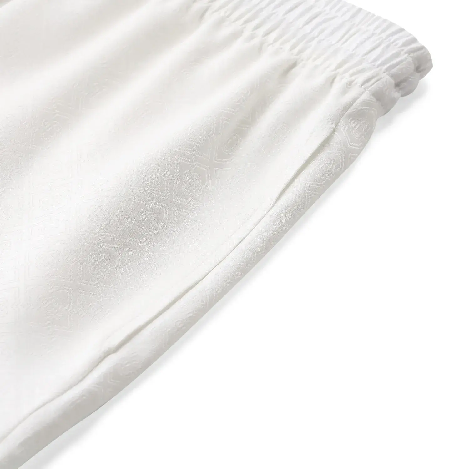 Weiße Seiden-Shorts mit Logo-Tasche