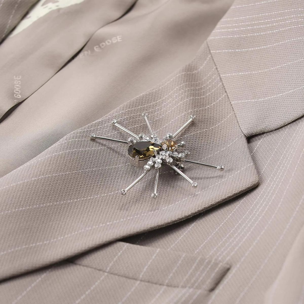 Gestreifter Wollmischungsblazer mit Brosche