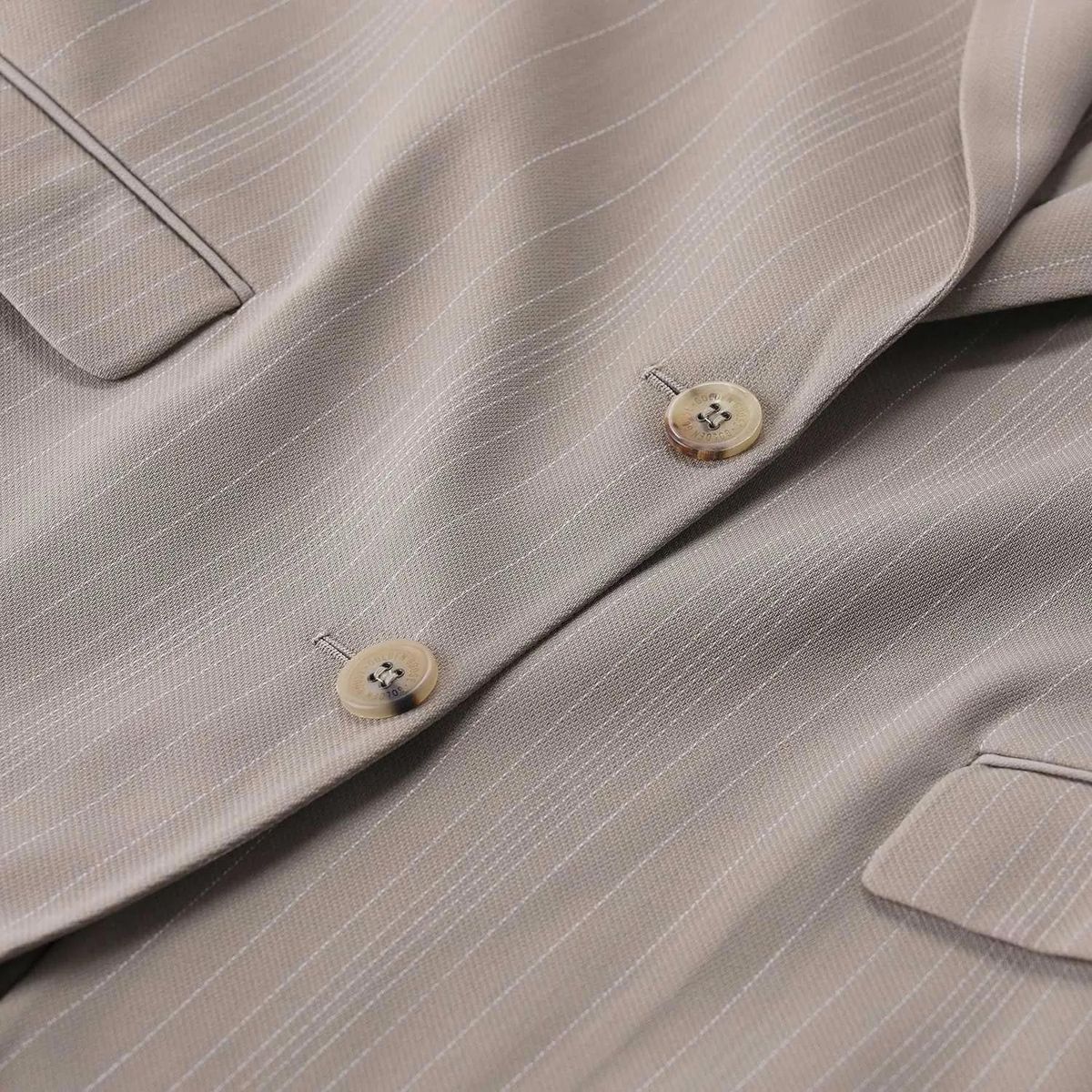 Gestreifter Wollmischungsblazer mit Brosche