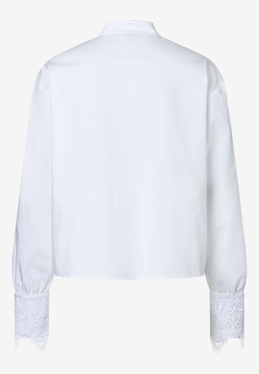 Weiße Bluse mit Spitzensaum