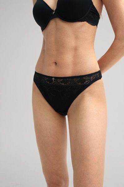 Schöner Thong mit floraler Spitze in Schwarz