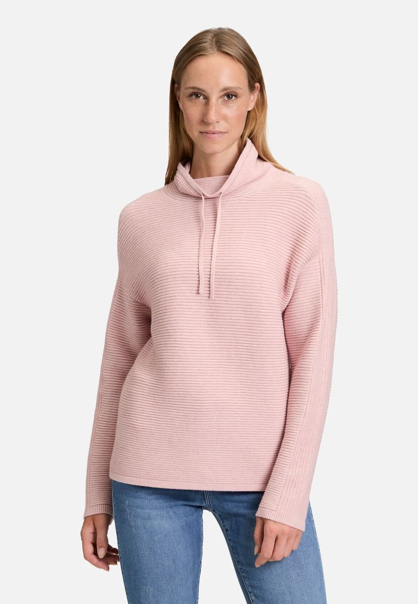 Gerippter Strickpullover mit Trichterkragen