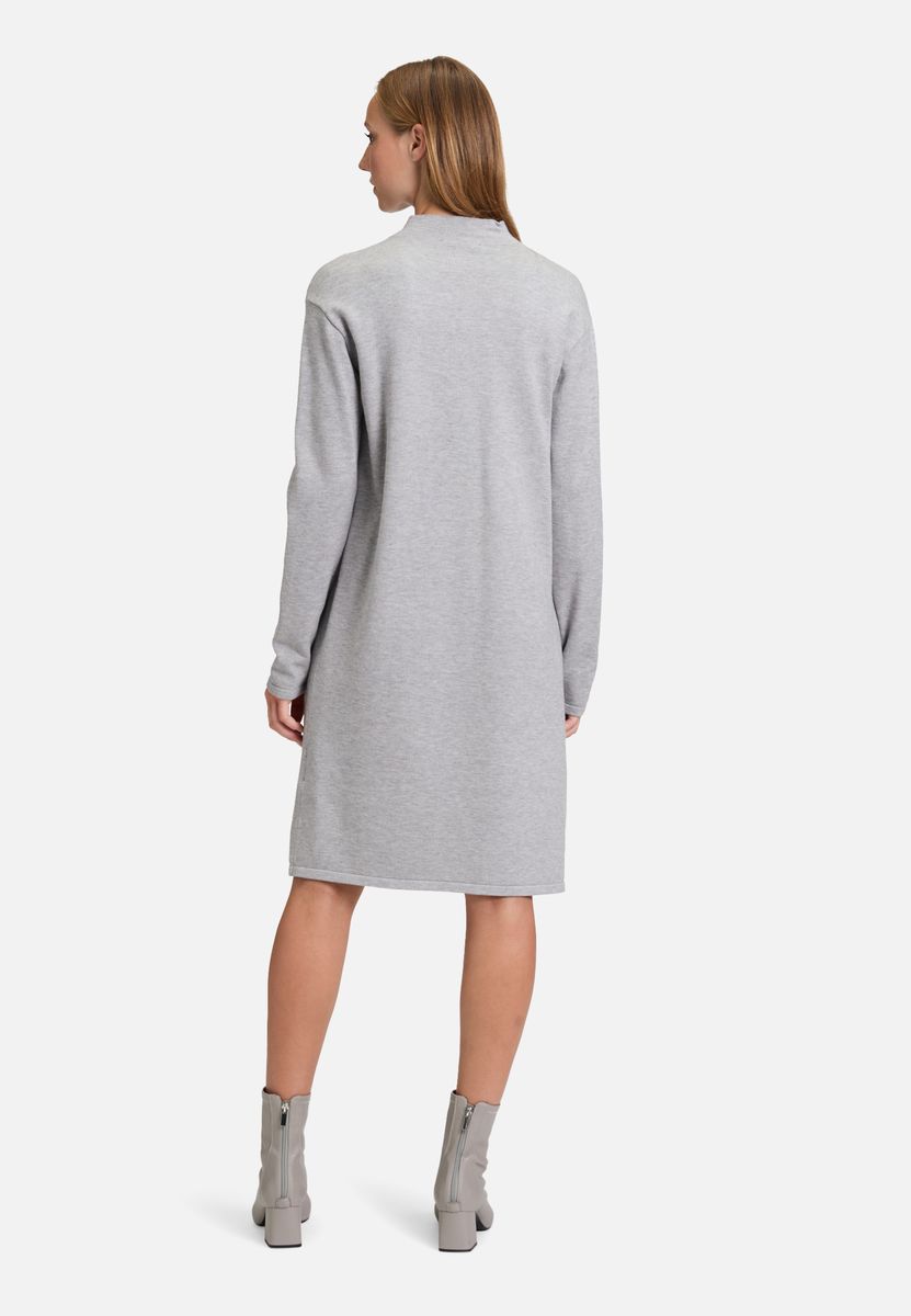 Minimalistisches Strickkleid mit Stehkragen