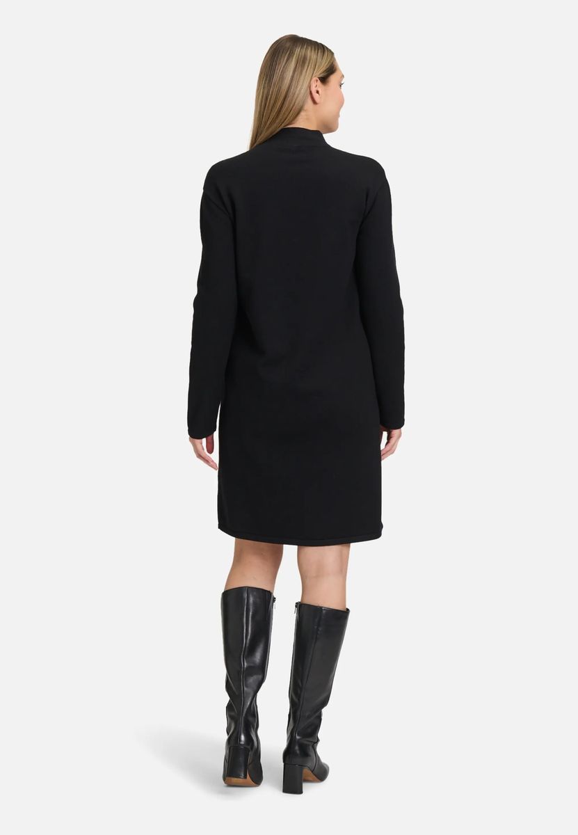 Minimalistisches Strickkleid mit Stehkragen
