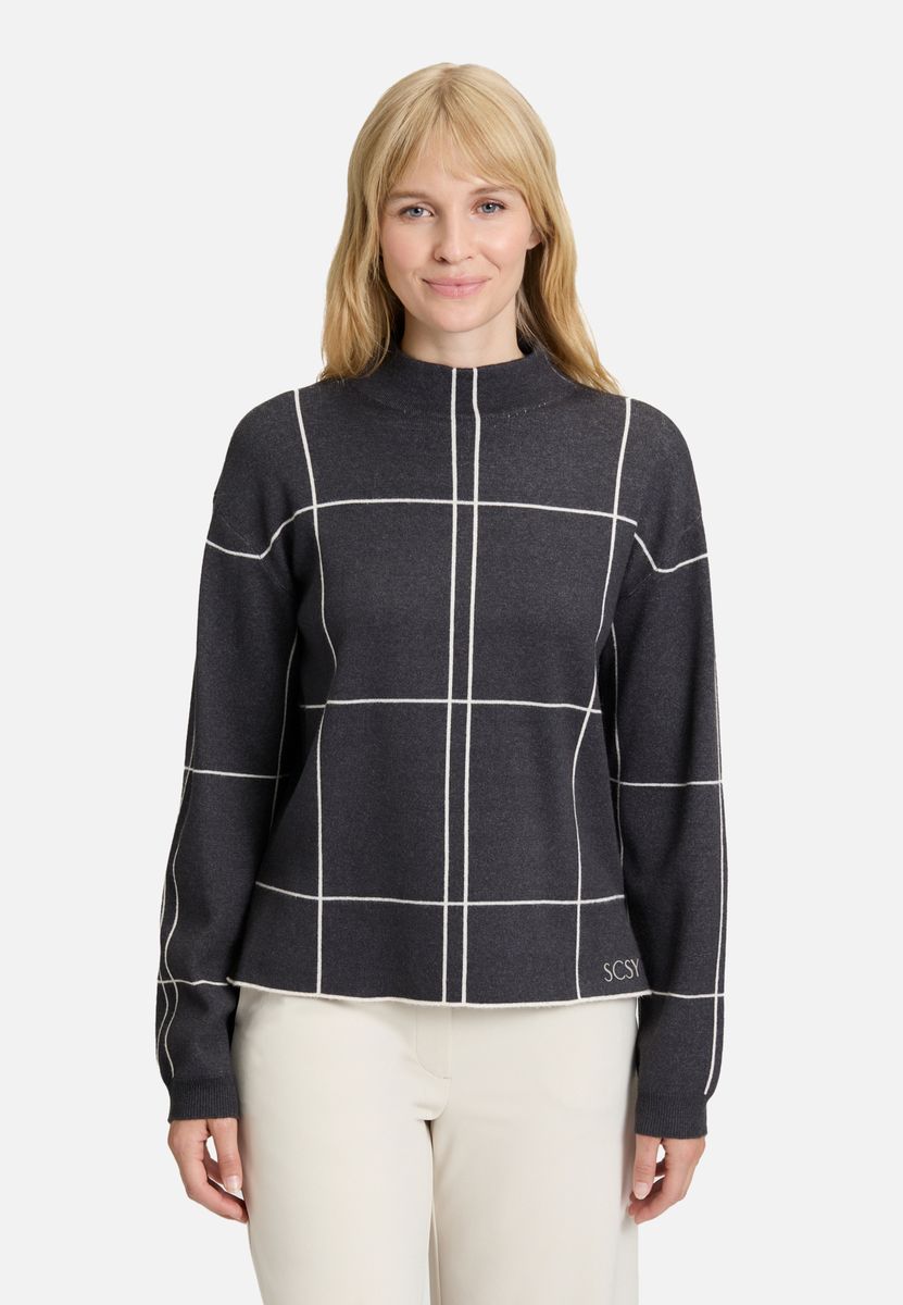 Moderner Strickpullover mit Karomuster