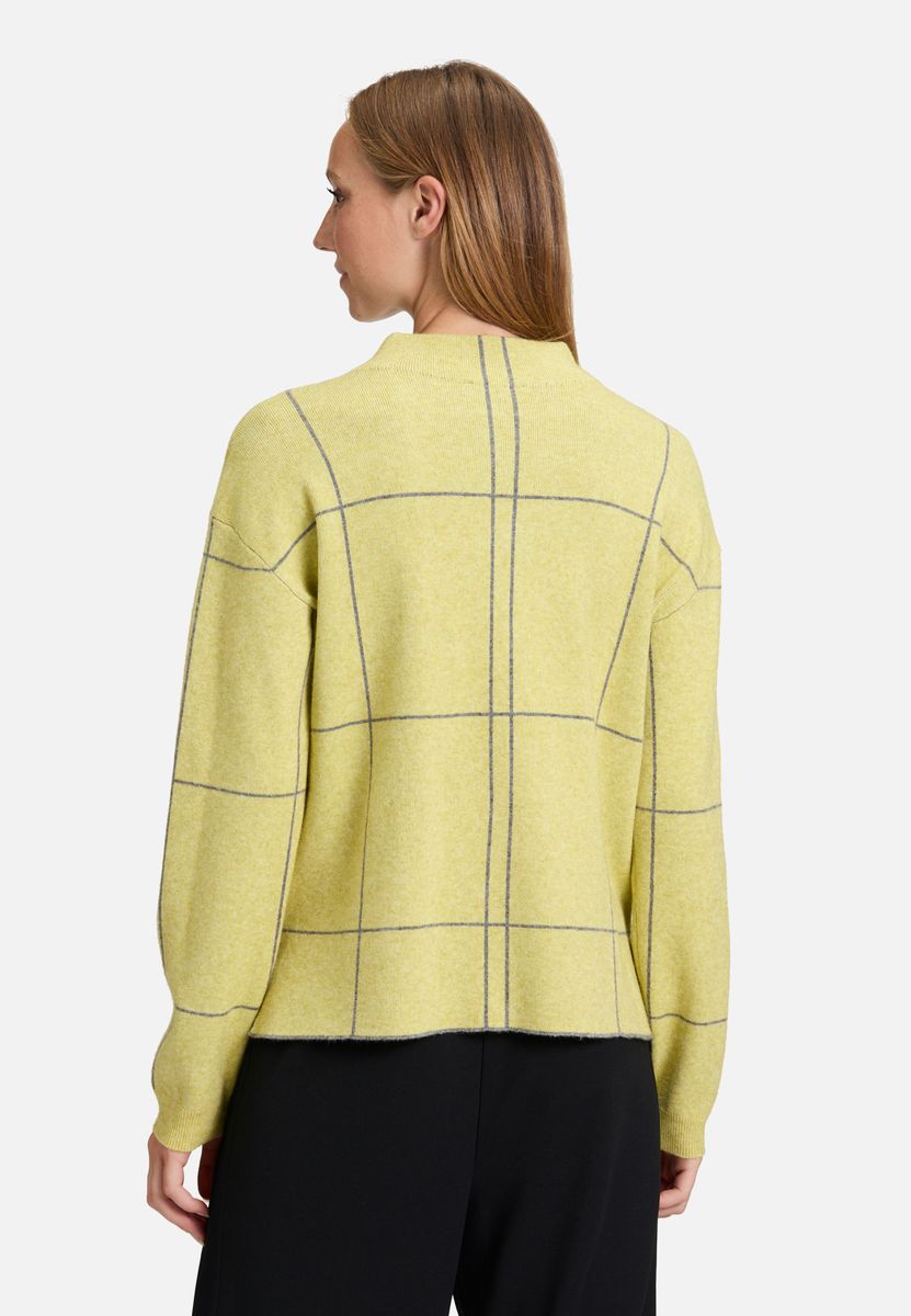 Moderner Strickpullover mit Karomuster
